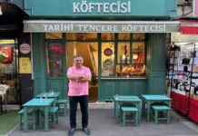 Tayfun Küçüktüzüner ile Tarihi Tencere Köftecisi Pendik’te!. Franchise işletmecisi Tayfun Küçüktüzüner, açılışla ilgili yaptığı açıklamada şu ifadelere yer verdi: “Pendik’te bu markayı temsil etmekten büyük gurur duyuyorum. Tarihi Tencere Köftecisi, sadece bir köfte markası değil; aynı zamanda Türk mutfağının köklü değerlerini koruyarak geleceğe taşıyan bir lezzet hareketi. Kaliteli ürün, güler yüzlü hizmet ve hijyenik ortam ilkelerimizle Pendik halkına unutulmaz bir deneyim sunmayı amaçlıyoruz.” Dedi Haber Görseli.